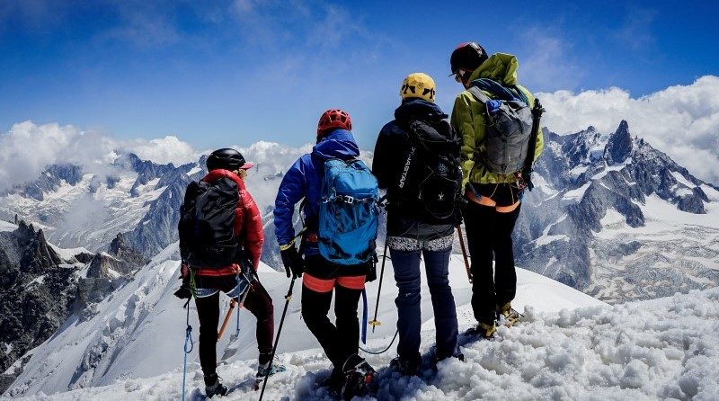 L'homme Monte Un Petit Vélo De Montagne Un Jour Ensoleillé D'été