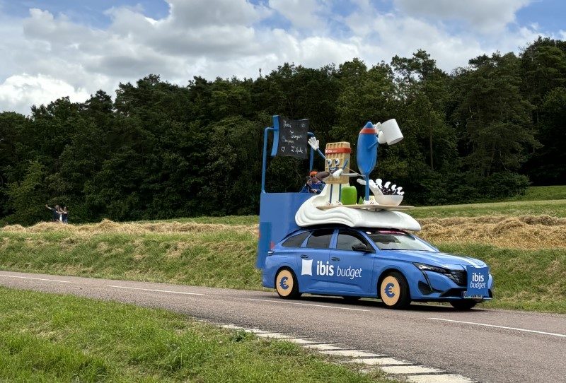 Sur la route du Tour, Ibis fait le buzz au sein de la caravane publicitaire 1