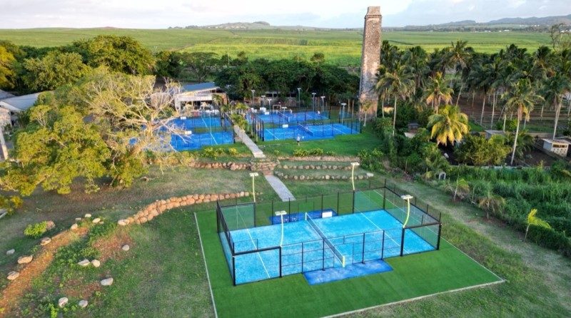 À Beau Plan, au cœur de la nature et des ruines de Mon Roche, le club Isla Padel est un lieu dédié aux loisirs et à la compétition. ©Ennoia